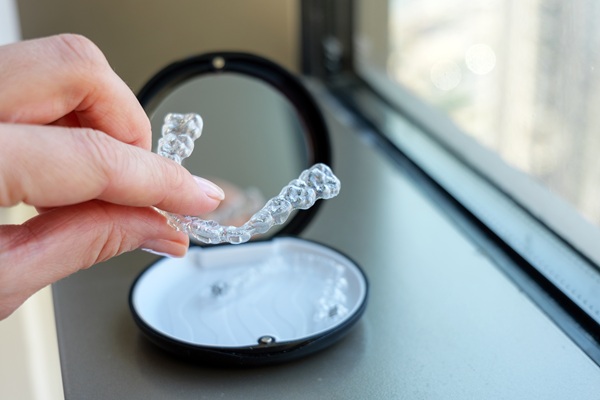 Certified Invisalign Dentists Vs  Online Aligners: What’s The Difference?